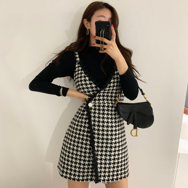 Praegune naiste kleit spitsikaelusega ja õhukeste rihmadega must-valge