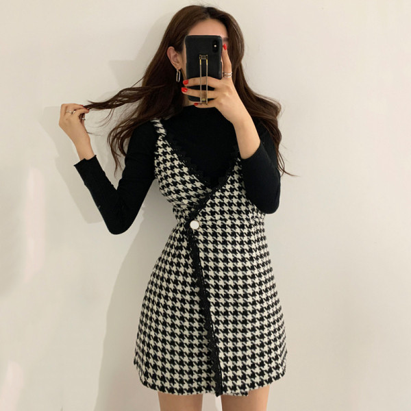 Praegune naiste kleit spitsikaelusega ja õhukeste rihmadega must-valge