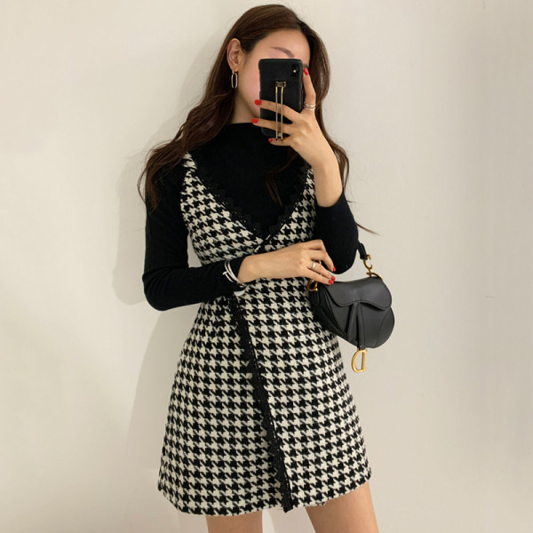 Praegune naiste kleit spitsikaelusega ja õhukeste rihmadega must-valge