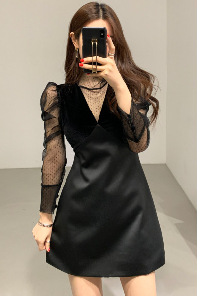 Elegantna ženska haljina s čipkastim rukavima i špic izrezom u crnoj boji