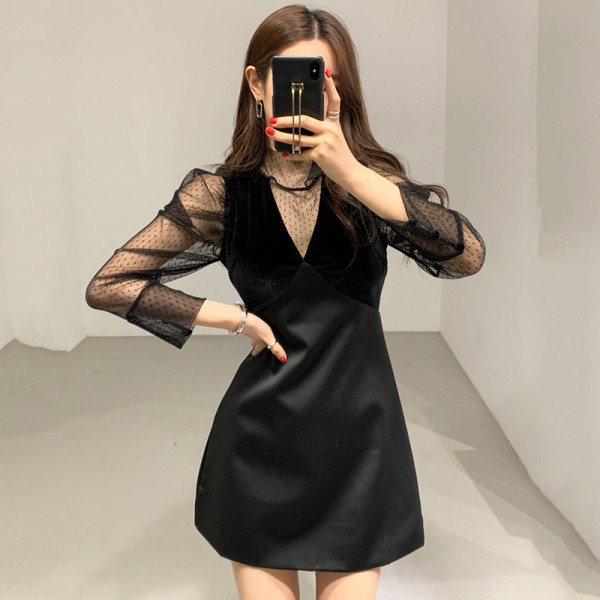 Elegantna ženska haljina s čipkastim rukavima i špic izrezom u crnoj boji