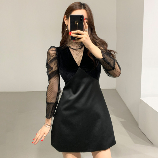 Elegantna ženska haljina s čipkastim rukavima i špic izrezom u crnoj boji