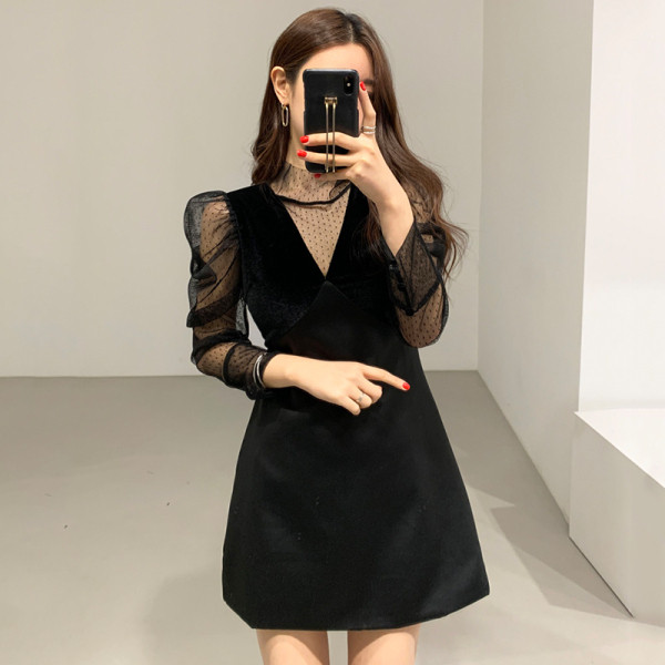 Elegantna ženska haljina s čipkastim rukavima i špic izrezom u crnoj boji