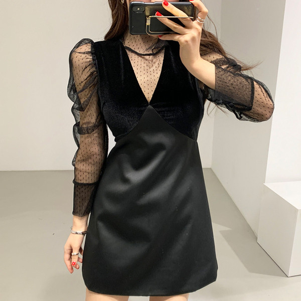 Elegantna ženska haljina s čipkastim rukavima i špic izrezom u crnoj boji