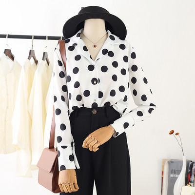 Дамска риза на точки с дълъг ръкав и шпиц деколте