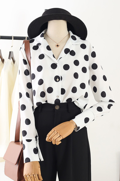 Дамска риза на точки с дълъг ръкав и шпиц деколте