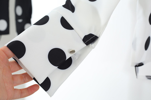 Дамска риза на точки с дълъг ръкав и шпиц деколте