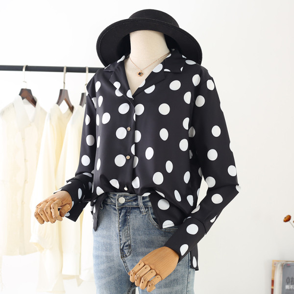 Дамска риза на точки с дълъг ръкав и шпиц деколте