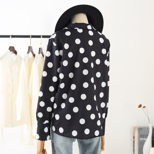 Дамска риза на точки с дълъг ръкав и шпиц деколте