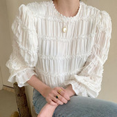 Naiste ümara kaelusega ja pikkade varrukatega pluus