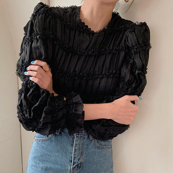 Naiste ümara kaelusega ja pikkade varrukatega pluus