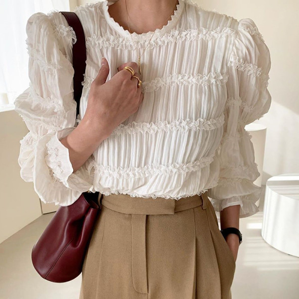 Naiste ümara kaelusega ja pikkade varrukatega pluus