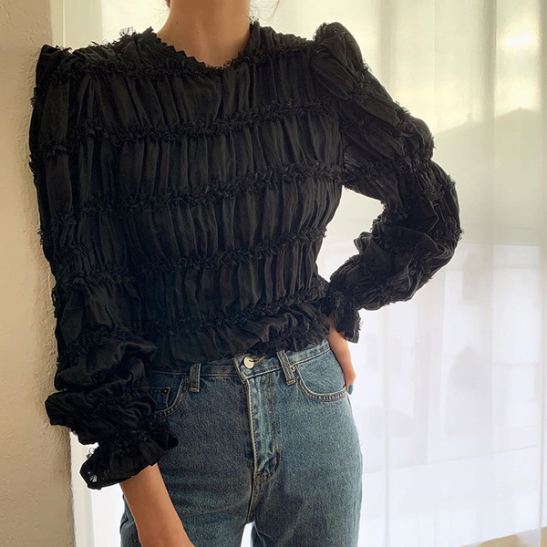 Naiste ümara kaelusega ja pikkade varrukatega pluus