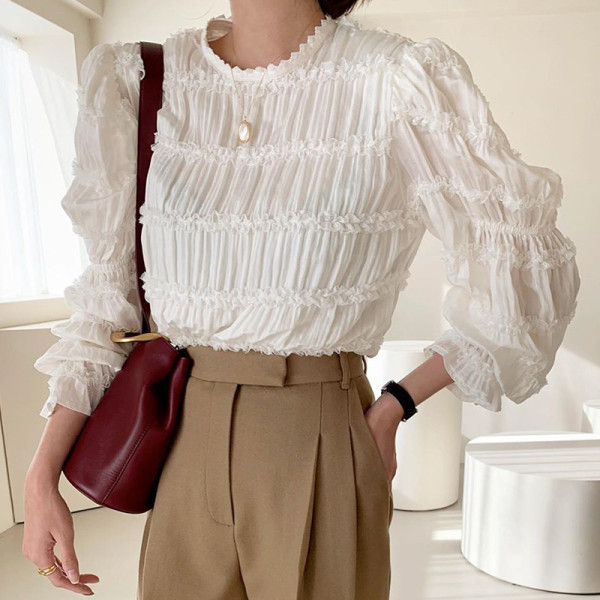 Naiste ümara kaelusega ja pikkade varrukatega pluus