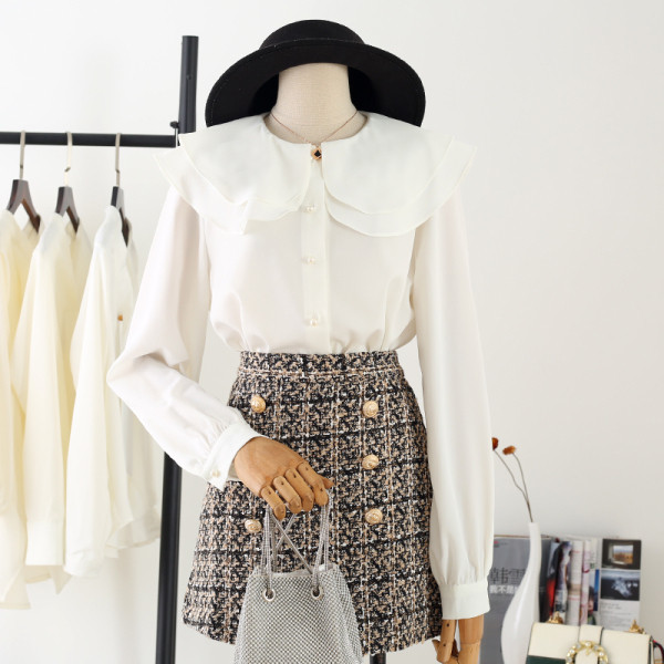 Modern női ing ovális nyakkivágással, gombokkal és hosszú ujjakkal