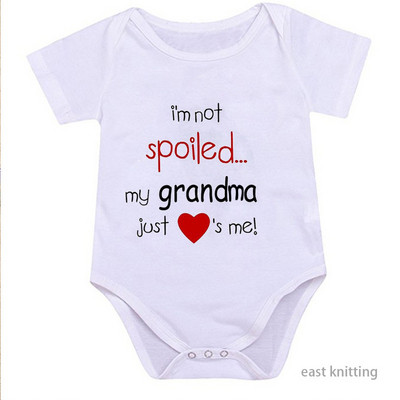 Modernus kūdikis su trumpomis rankovėmis ir užrašu