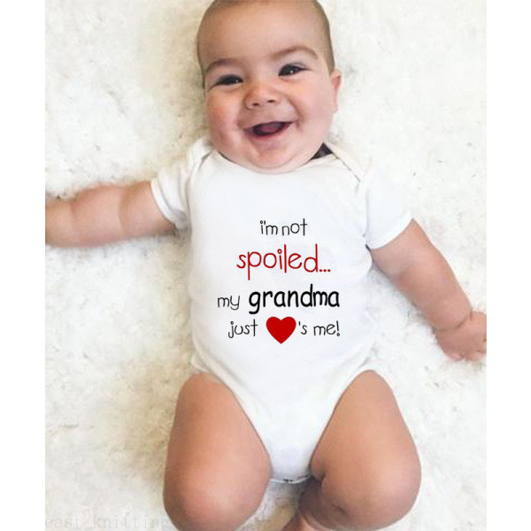 Modernus kūdikis su trumpomis rankovėmis ir užrašu