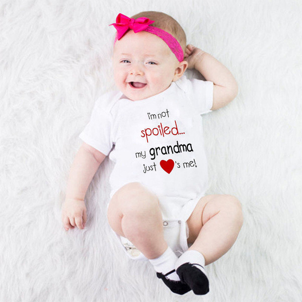 Modernus kūdikis su trumpomis rankovėmis ir užrašu