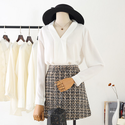 Elegantna ženska košulja - retro stil sa špic izrezom i dugim rukavima