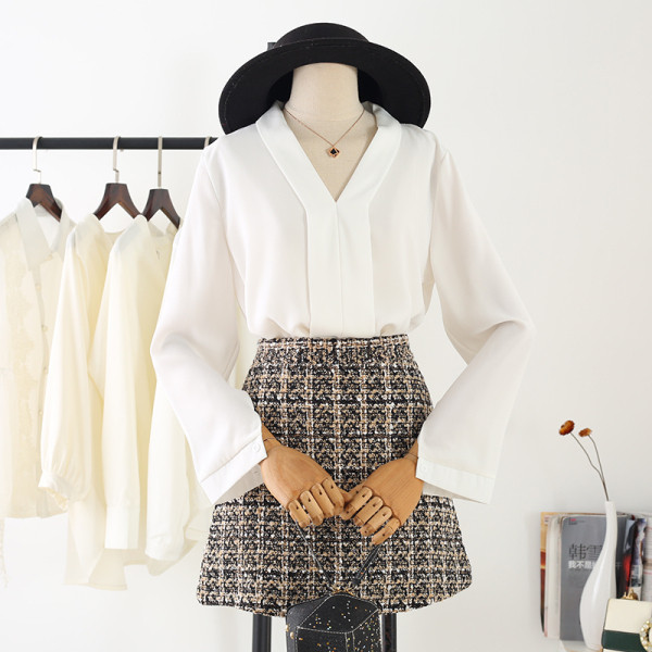 Elegantna ženska košulja - retro stil sa špic izrezom i dugim rukavima