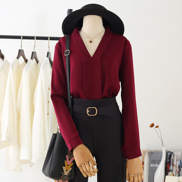 Elegantna ženska košulja - retro stil sa špic izrezom i dugim rukavima