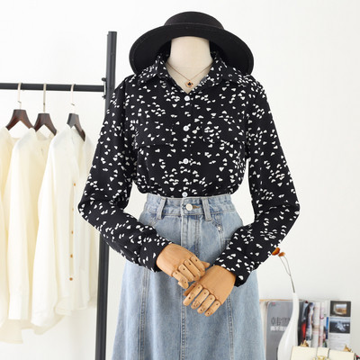 Praegune naiste särk klassikalise südamekraega