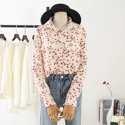 Praegune naiste särk klassikalise südamekraega