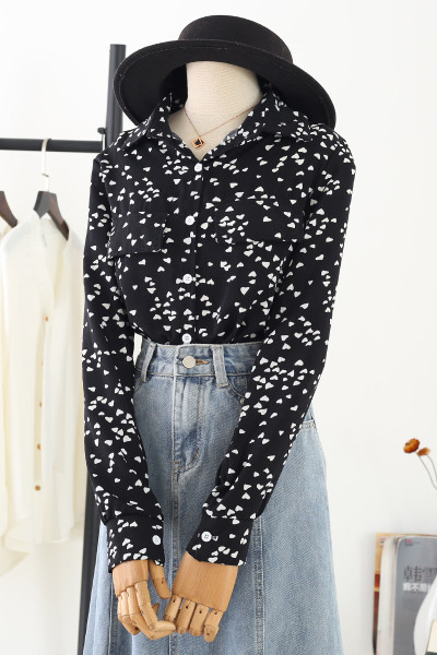 Praegune naiste särk klassikalise südamekraega