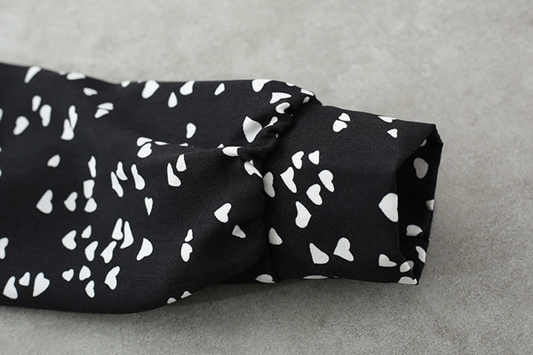 Praegune naiste särk klassikalise südamekraega