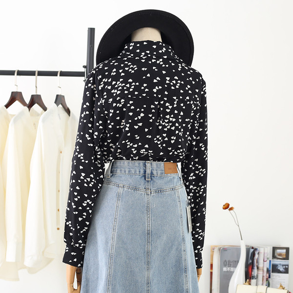 Praegune naiste särk klassikalise südamekraega