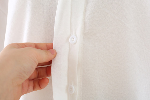 Uut mudelit lootosvarrukate ja klassikalise kraega naistesärk