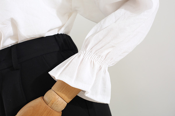 Uut mudelit lootosvarrukate ja klassikalise kraega naistesärk