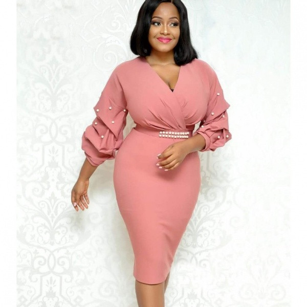 Stiilne naiste kleit pärlite ja spitsikaelusega