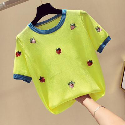 Ежедневна дамска тениска от тънко плетиво и бродерия с ягоди