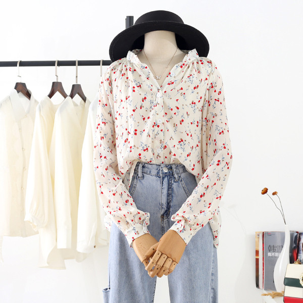 Aktuális női virágos ing, hosszú ujjal és ovális nyakkivágással