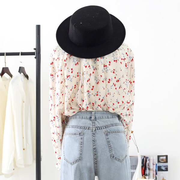 Aktuális női virágos ing, hosszú ujjal és ovális nyakkivágással