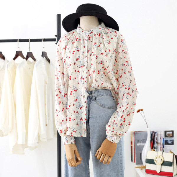 Aktuális női virágos ing, hosszú ujjal és ovális nyakkivágással