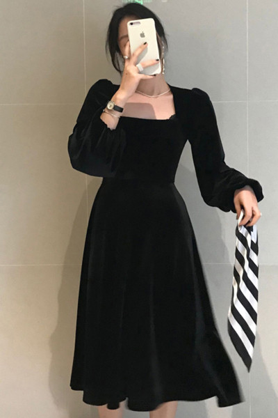 Naiste moodne musta kandilise kaelusega sametkleit