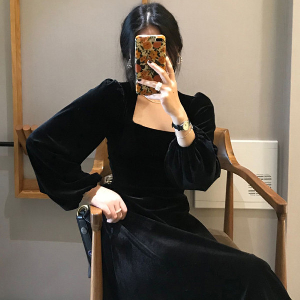 Naiste moodne musta kandilise kaelusega sametkleit