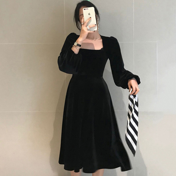 Naiste moodne musta kandilise kaelusega sametkleit