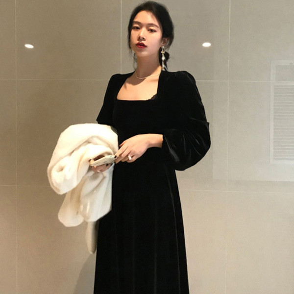 Naiste moodne musta kandilise kaelusega sametkleit