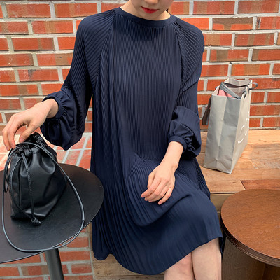 Naiste kleit pikkade varrukatega ja ümara kaelusega - vaba mudel