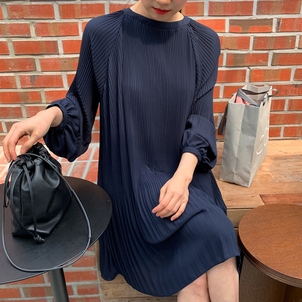 Naiste kleit pikkade varrukatega ja ümara kaelusega - vaba mudel