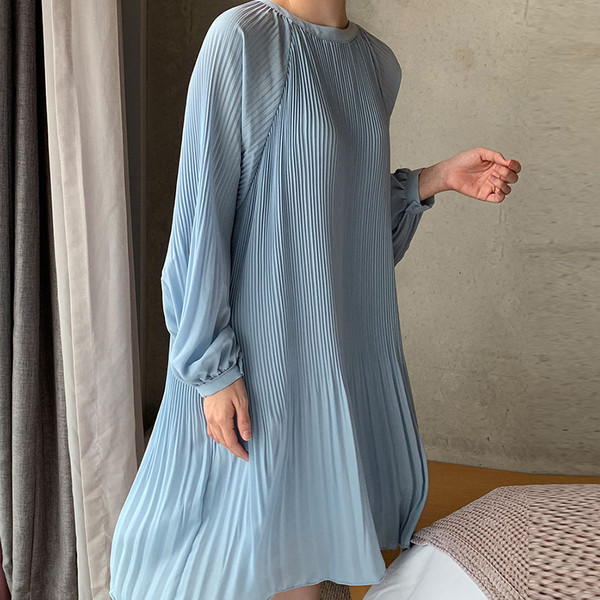 Naiste kleit pikkade varrukatega ja ümara kaelusega - vaba mudel