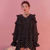 Moodne täppidega laia mudeli ja pikkade varrukatega naiste kleit