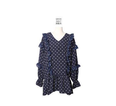 Moodne täppidega laia mudeli ja pikkade varrukatega naiste kleit