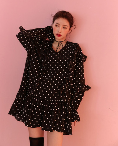 Moodne täppidega laia mudeli ja pikkade varrukatega naiste kleit