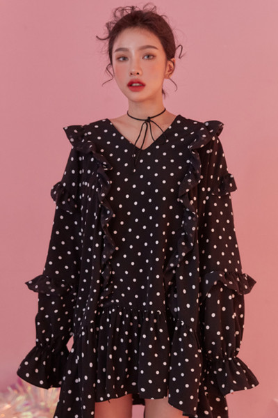 Moodne täppidega laia mudeli ja pikkade varrukatega naiste kleit