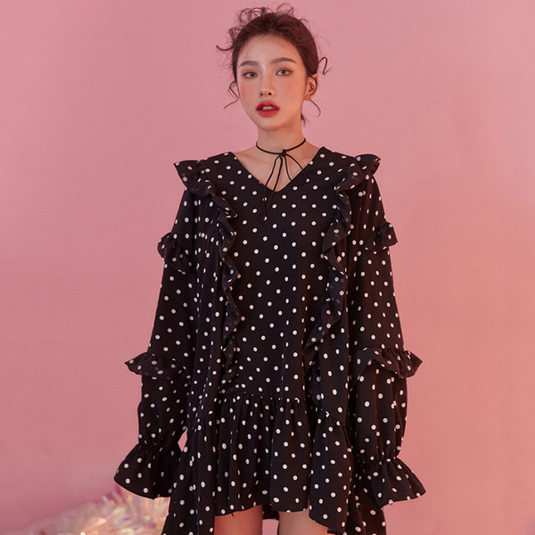 Moodne täppidega laia mudeli ja pikkade varrukatega naiste kleit