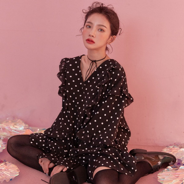 Moodne täppidega laia mudeli ja pikkade varrukatega naiste kleit